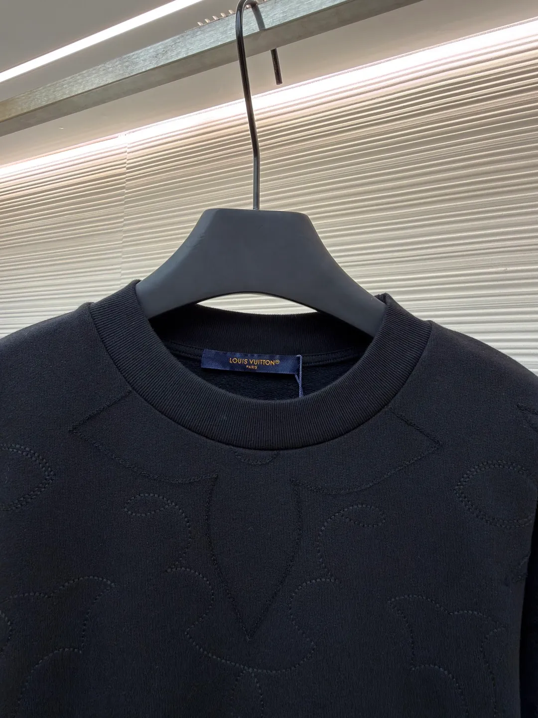 LOUIS VUITTON fully embroidered large flower sweatshirt ●Original version: Purchased and developed for 18500 ●Item number: 1680970-A85 ●Material: 100% cotton jersey fabric ●Technology: Fleece shearing ●Version: Fitted version ●Weight: about 635 grams ●Size: XS-S-M-L ●Description: The fabric is made of 32s double-ply cotton jersey. The finished cloth weighs 330g. The embryo is dyed and subjected to the fleece shearing process. After washing, the finished cloth is shaped and matched with a 20s double-yarn flat machine to weave ribs. A domestic high-speed small towel machine is used for embroidery. The machine locks a single head and large-size positioning flowers are embroidered on the front and back. The overall wiring is straight and delicate, the fabric is comfortable and soft, and the color is consistent without color difference. It can be matched with the same style to create a fashionable look and control various occasions. Customized accessories, complete with three standards, same style for men and women!